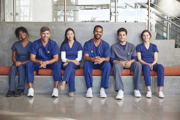 Trabajadores Sanitarios Sentados Hospital Moderno —  Fotos de Stock