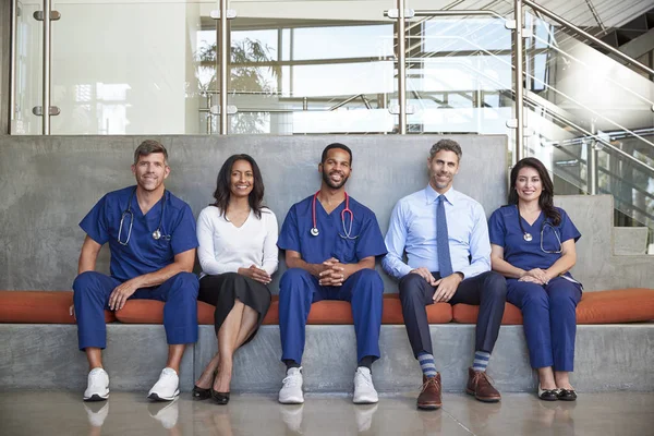 Cinque Operatori Sanitari Seduti Ospedale Tempo Pieno — Foto Stock