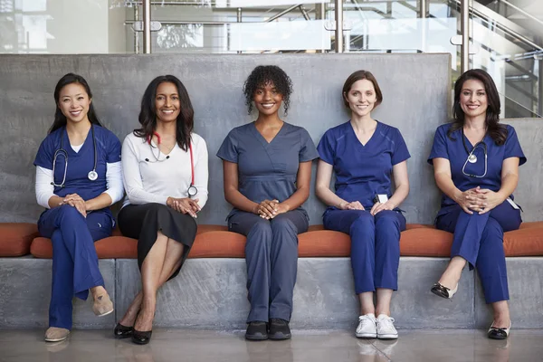 Vrouwelijke Werknemers Gezondheidszorg Zit Het Ziekenhuis Volledige Lengte — Stockfoto
