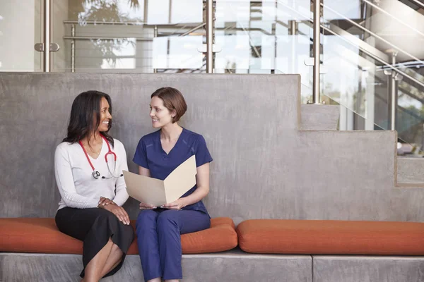 Duas Mulheres Profissionais Saúde Discutindo Prontuário — Fotografia de Stock