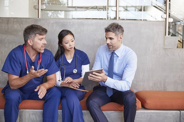 Trabajadores Salud Discusión Utilizando Tableta — Foto de Stock