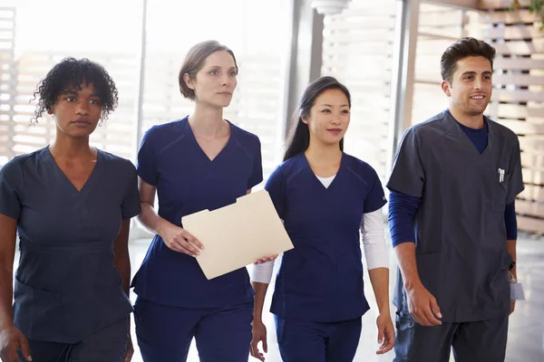 Trabajadores Salud Caminando Por Hospital Con Notas Los Pacientes —  Fotos de Stock