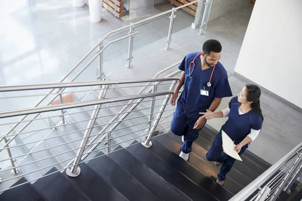 Dos Colegas Salud Hablando Por Las Escaleras Hospital — Foto de Stock