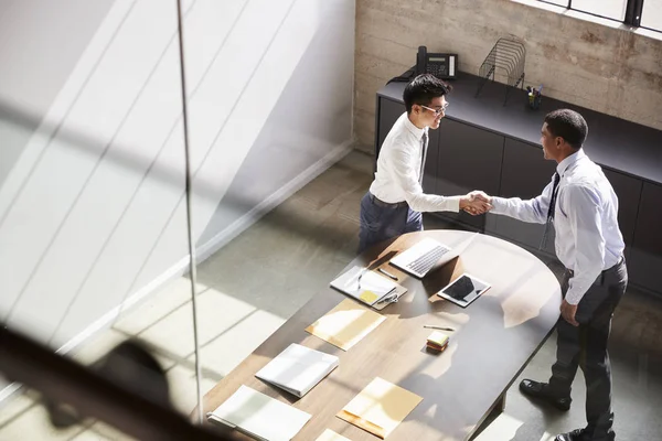 オフィス 立面図で握手する 人のビジネスマン — ストック写真