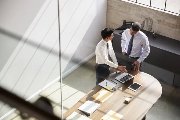 Dos Hombres Negocios Discusión Usando Ordenador Portátil Vista Elevada —  Fotos de Stock