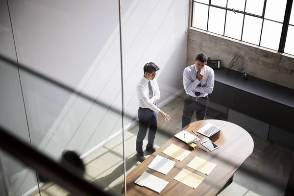 Två Affärsmän Stående Office Förhöjda Visa — Stockfoto