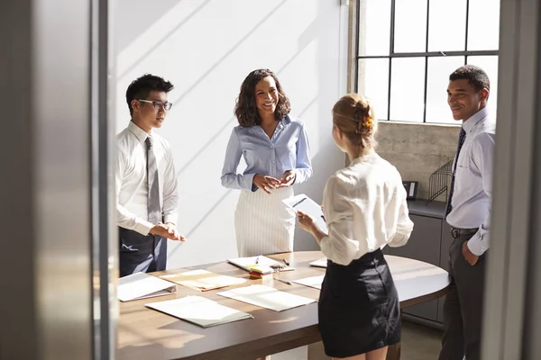 Quatre Collègues Affaires Travaillent Ensemble Dans Petit Bureau — Photo