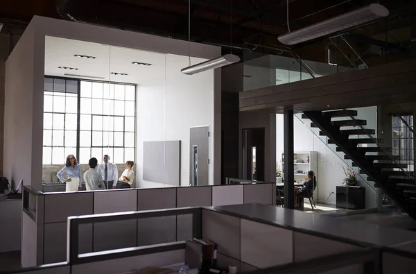 Επιχειρηματίες Που Εργάζονται Γραφείο Μονάδες Δει Από Διάδρομο — Φωτογραφία Αρχείου