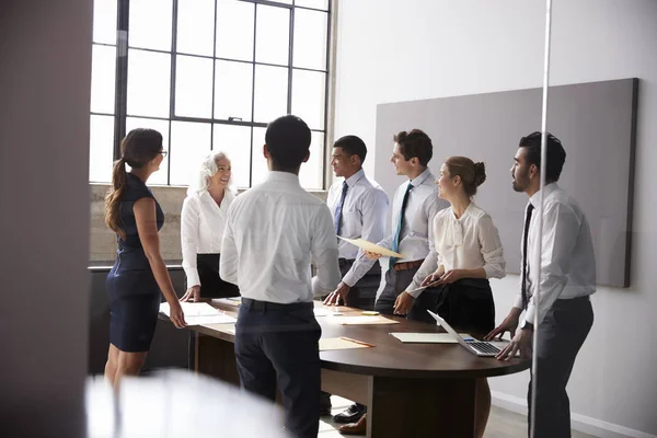 女性管理職の会議室でビジネスのチームに立って — ストック写真