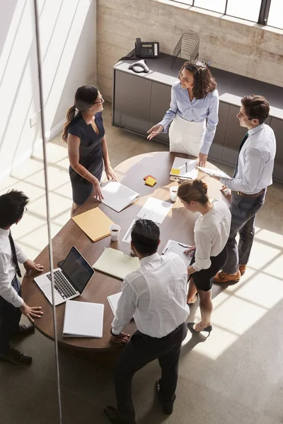 Vrouwelijke Manager Teamvergadering Verhoogde Weergave Door Raam — Stockfoto