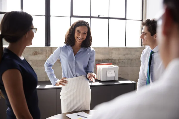 Managerin Und Geschäftsteam Treffen Sich — Stockfoto