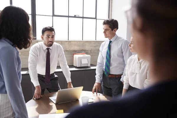 Jonge Mannelijke Manager Aanpakken Van Collega Vergaderzaal — Stockfoto