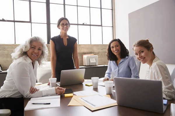 Quattro Donne Affari Sala Riunioni Guardando Telecamera — Foto Stock