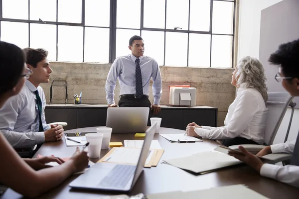 Mannelijke Manager Luisteren Team Brainstorm Vergadering — Stockfoto