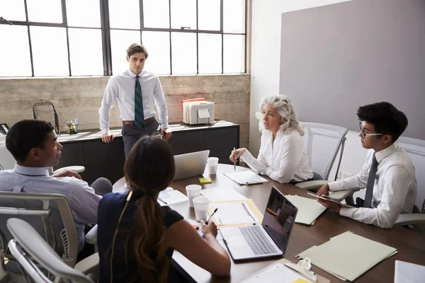 Unga Manliga Lyssnande Ledningsgruppen Vid Möte — Stockfoto