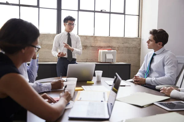 Jonge Aziatische Zakenman Aanpakken Van Collega Tijdens Vergadering — Stockfoto