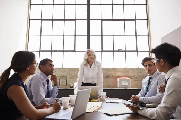 Directora Del Equipo Escucha Reunión Tormenta Ideas — Foto de Stock