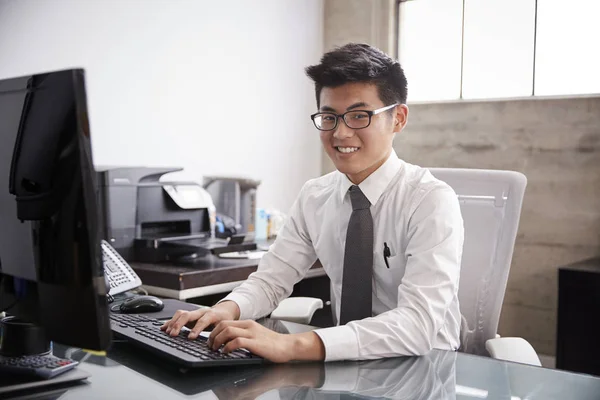 Young Businessman Using Computer Smiling Camera — Stock Photo, Image