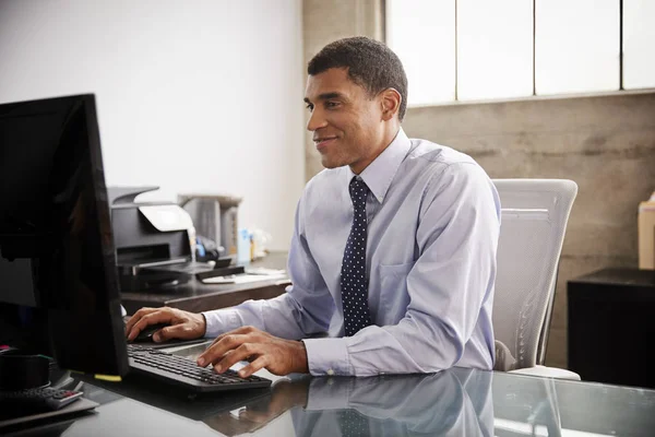 Geschäftsmann Mit Gemischter Rasse Nutzt Computer Büro — Stockfoto