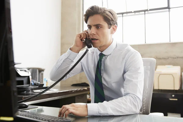 Unga Vita Affärsmannen Pratar Telefon Skrivbord — Stockfoto