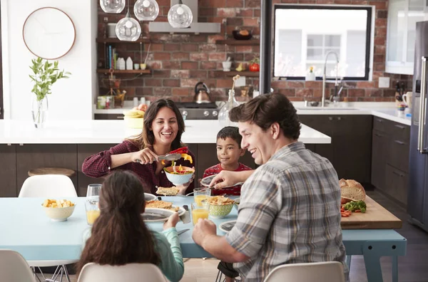 Familia Disfrutando Comida Alrededor Mesa Casa Juntos —  Fotos de Stock