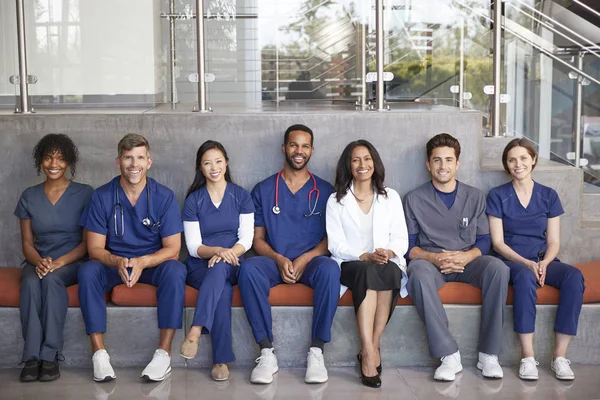 Trabajadores Salud Sentados Juntos Hospital Moderno Fotos de stock