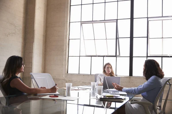 Drie Vrouwelijke Ondernemers Discussie Vergaderzaal — Stockfoto