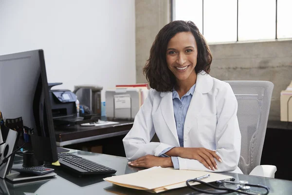 Doctora Joven Sentada Escritorio Consultorio — Foto de Stock