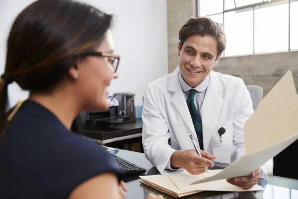 Médico Varón Blanco Mostrando Archivo Paciente Femenino Consultorio —  Fotos de Stock