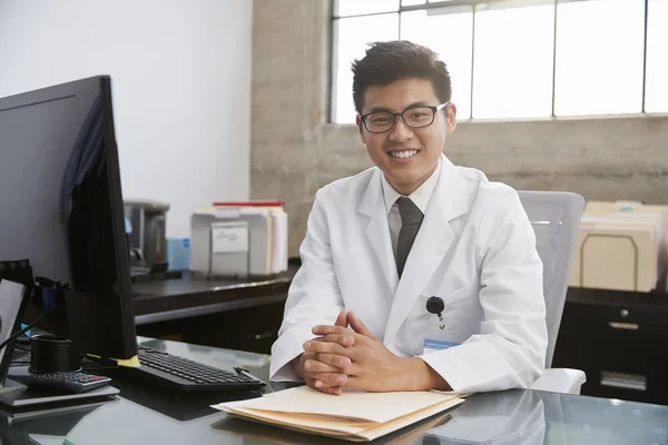 Masa Başında Oturan Genç Asyalı Erkek Doktor — Stok fotoğraf