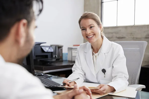 Lächelnde Ärztin Absprache Mit Männlichem Patienten — Stockfoto
