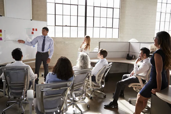 Grupo Negócios Assistindo Colega Masculino Dando Apresentação — Fotografia de Stock