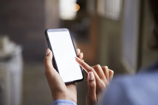 Primer Plano Las Manos Femeninas Utilizando Pantalla Táctil Del Teléfono — Foto de Stock