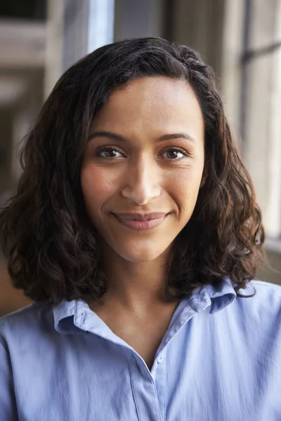 Portret Van Glimlachen Van Gemengd Ras Zakenvrouw Kantoor — Stockfoto