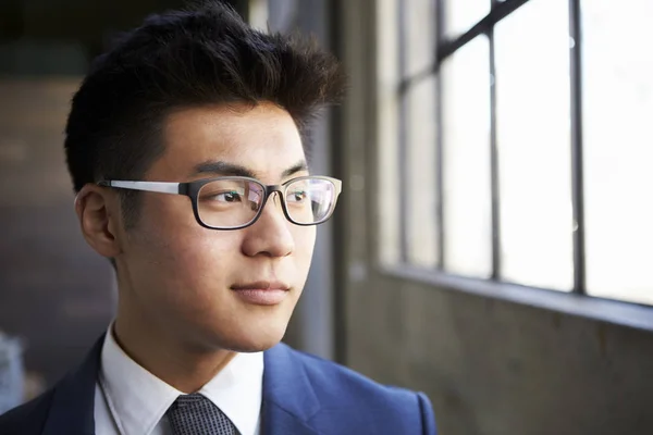 Joven Hombre Negocios Asiático Mirando Por Ventana — Foto de Stock