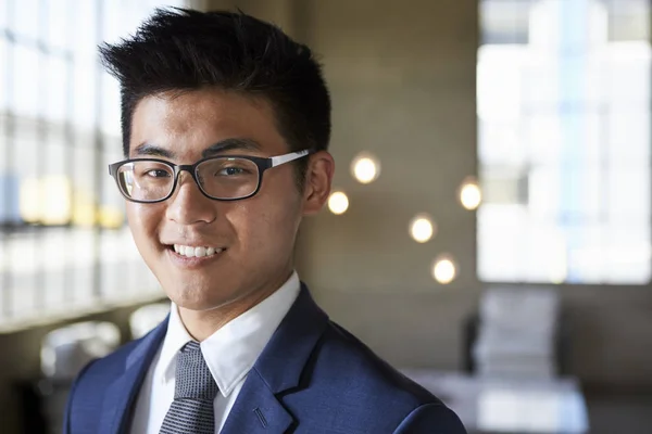 Giovane Uomo Affari Asiatico Sorridente Macchina Fotografica Testa Spalle — Foto Stock