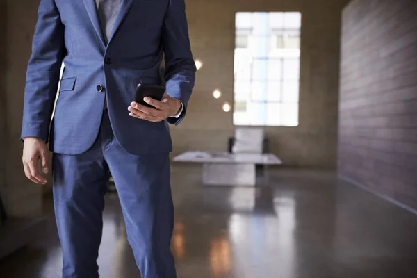 Metà Sezione Uomo Affari Abito Blu Utilizzando Smartphone — Foto Stock