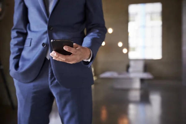 Sección Media Del Hombre Traje Azul Usando Teléfono Inteligente —  Fotos de Stock