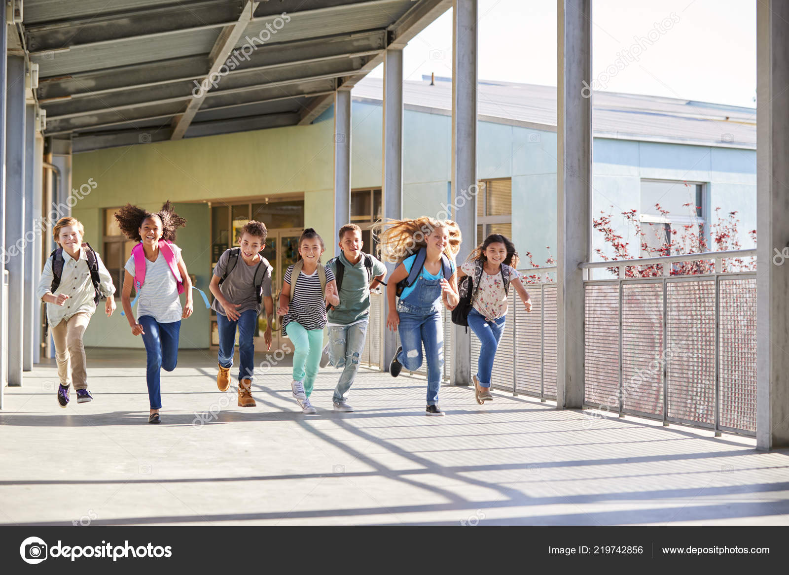 Gruppe Von Grundschülern Läuft Auf Schulflur – Stockfoto © monkeybusiness  #219742856, image size:1600x1167