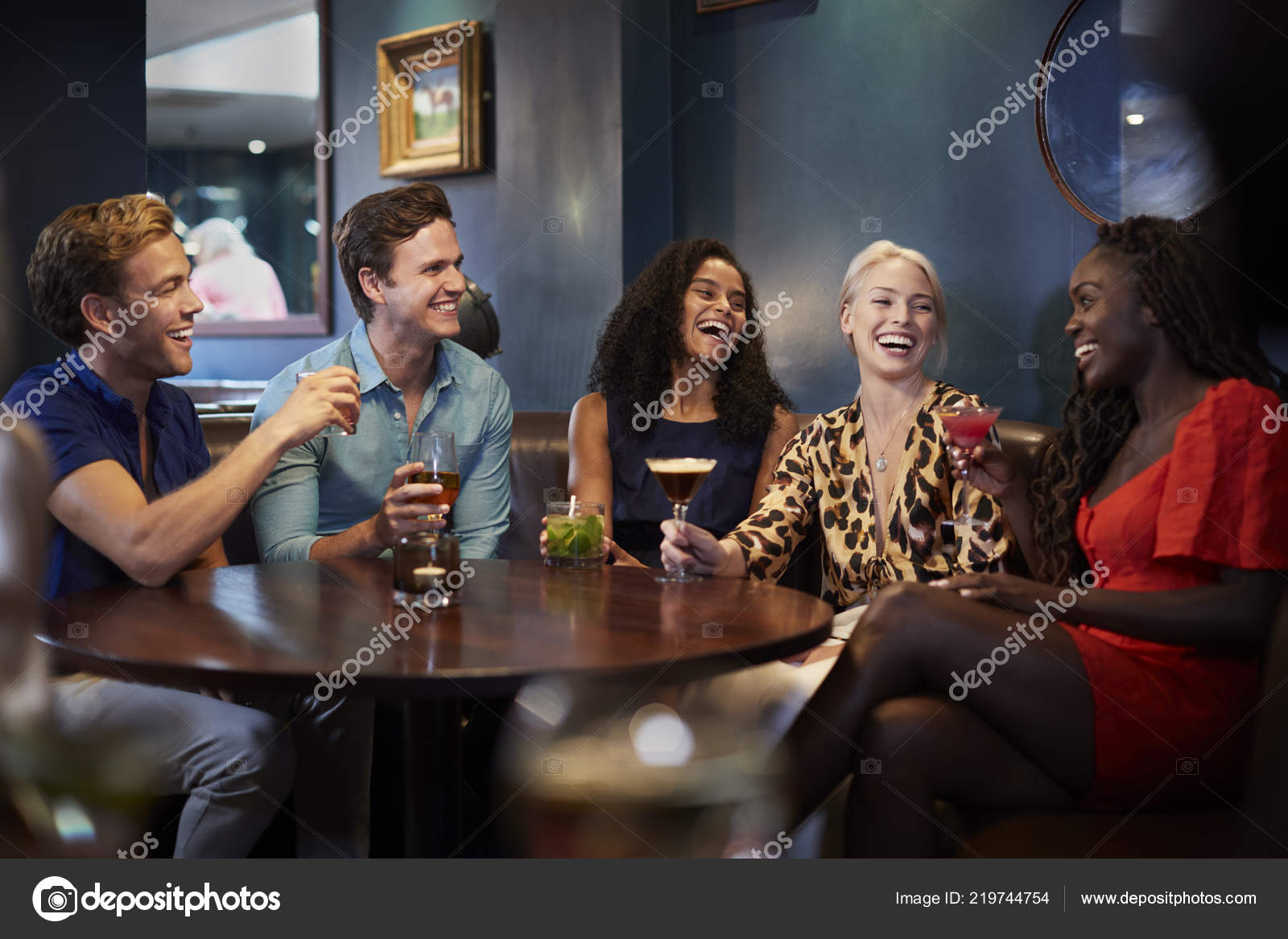 Group Young Friends Sitting Table Bar Together Night Out — Stock Photo