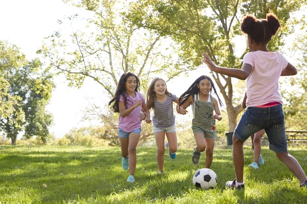 Quatre Jeunes Copines Courent Après Football Dans Parc — Photo