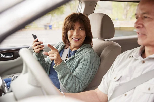 Жінка Пасажир Використовує Gps Смартфоні Автомобілі Вказуючи — стокове фото