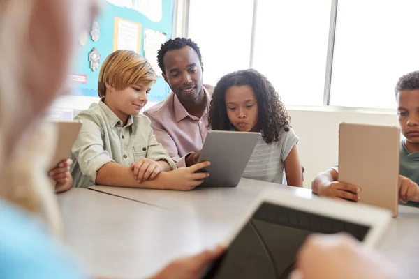 Professor Sentado Com Crianças Usando Computadores Classe Escolar — Fotografia de Stock