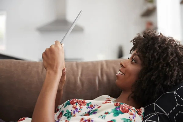 Kadın Kanepe Evde Dijital Tablet Kullanarak Yalan — Stok fotoğraf