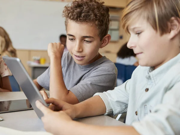 Schoolboys Trabalhando Conjunto Com Computador Tablet — Fotografia de Stock