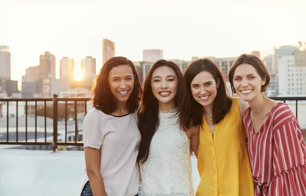 Kvinnliga Vänner Samlades Takterrassen För Fest Med Stadens Skyline Bakgrunden — Stockfoto