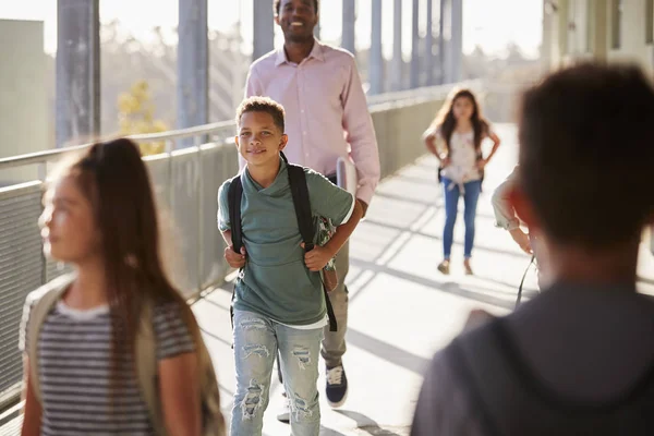 Mandlig Lærer Elever Der Går Skole Campus - Stock-foto