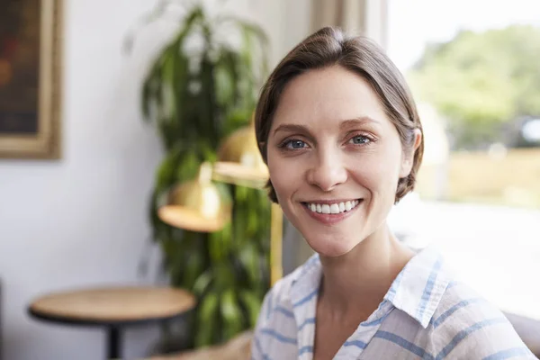 Young Female Business Owner Sitting Sofa Coffee Shop — Stock Photo, Image