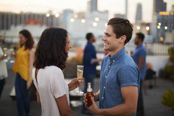 Amigos Reunidos Terraço Telhado Para Festa Com Horizonte Cidade Fundo — Fotografia de Stock