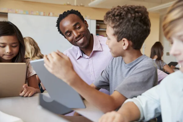 Enseignant Utilisant Une Tablette Informatique Bureau Avec Des Écoliers — Photo